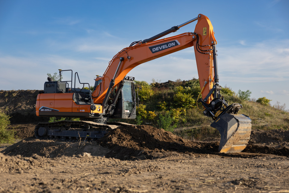 Develon DX225LC zijkant II